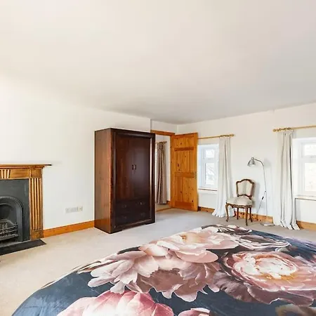 Cosy Restored Irish Farm House With Stables *