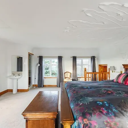 Cosy Restored Irish Farm House With Stables
