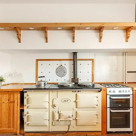 Cosy Restored Irish Farm House With Stables *