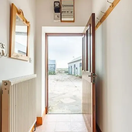 Dom wakacyjny Cosy Restored Irish Farm House With Stables *