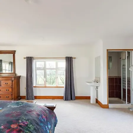 Cosy Restored Irish Farm House With Stables